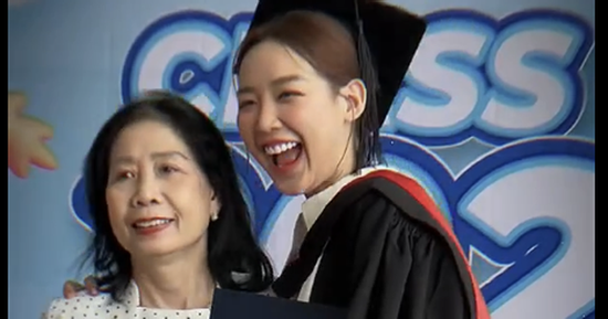 Mẹ đẻ Hoa hậu Bảo Ngọc gây chú ý trong ngày đặc biệt của con gái