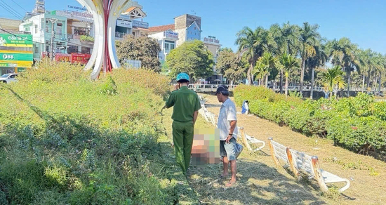 Người đàn ông tử vong bất thường bên bờ hồ, nằm nghiêng trên xe đạp