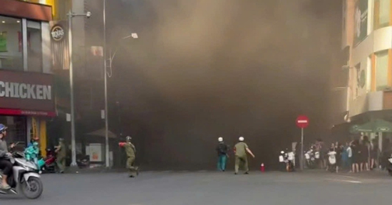 Vụ cháy tầng hầm thẩm mỹ viện ở TPHCM: Ô tô 7 chỗ bị hư hại, 20 người thoát nạn