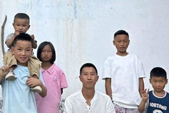 Chàng trai 20 tuổi nhận nuôi 3 cháu mồ côi, gần 10 năm sau được giúp đổi đời