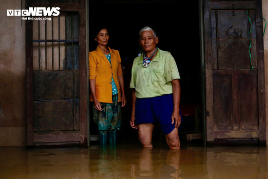 Dân ‘rốn lũ’ ở Huế 1 tuần 3 lần chạy lụt: 'Chúng tôi kiệt sức rồi'