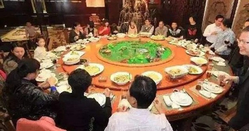 Đi họp lớp bị khinh thường, cú quẹt thẻ cuối cùng của người đàn ông khiến cả bàn cúi đầu xấu hổ