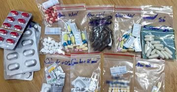 Người phụ nữ vào cấp cứu cùng nhiều gói thuốc, bác sĩ 'bó tay' không rõ loại gì