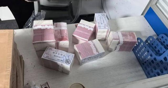 Phát hiện chiếc vali lạ chứa 2,9 tỷ đồng trong căn phòng bỏ trống