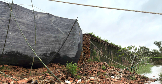 Sập tường Hoàng thành Huế