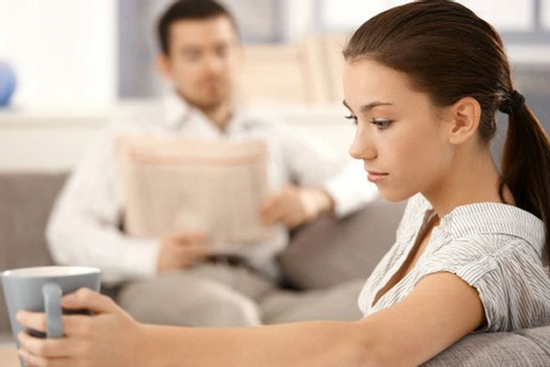 Tôi chết đứng khi nghe chồng nói: 'Nhà anh mọi người chỉ cần con'