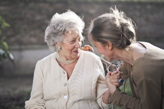 Tuổi già sống lặng lẽ, đến cuối tuần tôi chỉ mong đợi tiếng bước chân con