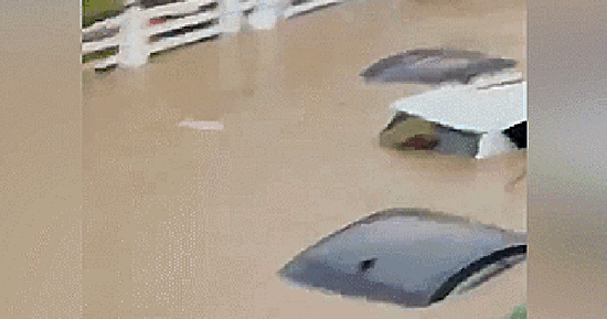 VIDEO: Bão Kalmaegi tàn phá Philippines, người tránh lên mái nhà, ô tô nổi lềnh phềnh