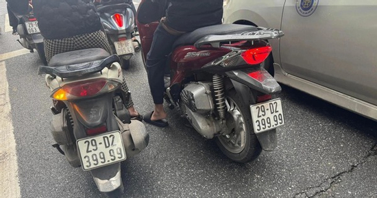 Xôn xao 2 xe máy có cùng biển số 'tứ quý 9' lăn bánh trên phố Hà Nội