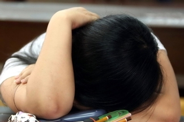 Cha mẹ cưỡng ép con học tập quá sức có thể bị phạt 10 triệu đồng