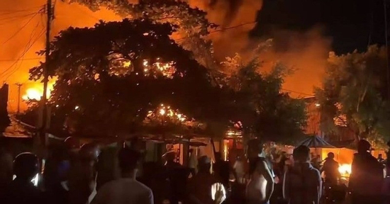 Cháy chợ dữ dội kèm tiếng nổ lớn, tiểu thương bất lực nhìn tài sản bị thiêu rụi