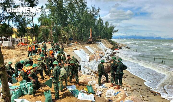Chạy đua thời gian 'vá' bờ biển ở Đà Nẵng trước thềm bão số 13 đổ bộ