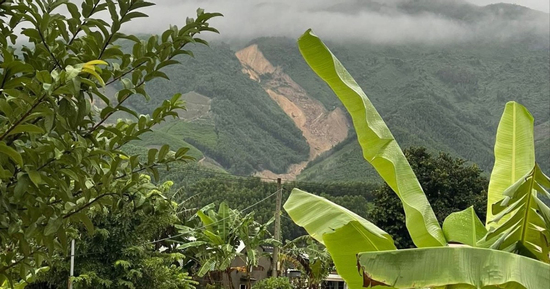 Cuộc đời người cha nghèo khép lại, 4 con nhỏ bơ vơ sau trận sạt lở kinh hoàng