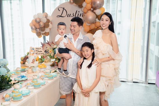 Lộ rõ thái độ con chung - con riêng của diễn viên Quang Minh và vợ kém 37 tuổi