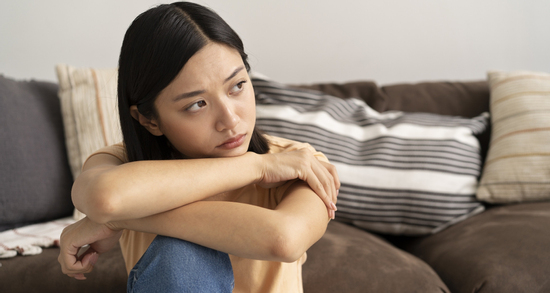 Mẹ mất sớm, bố tù tội, cô gái bật khóc khi nghe mẹ bạn trai nói một câu