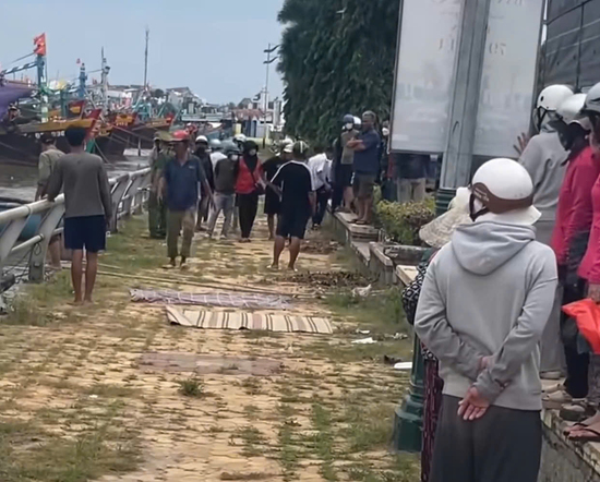 Phát hiện thi thể người đàn ông mặc quần in chữ 'off white' nổi trên sông