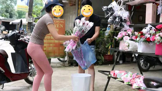 Danh tính cô gái đang gây tranh cãi ầm ĩ MXH vì mặc đồ bó sát đi từ thiện