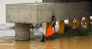 Khoảnh khắc ‘người hùng áo đen’ đu dây xuống dòng lũ dữ, cứu người bị cuốn trôi