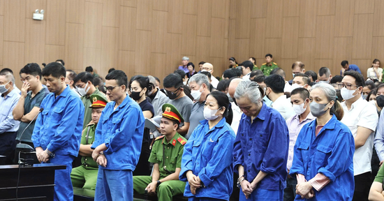 Lời sau cùng đầy nước mắt, hối hận của cựu quan chức, ca sĩ, doanh nhân đánh bạc