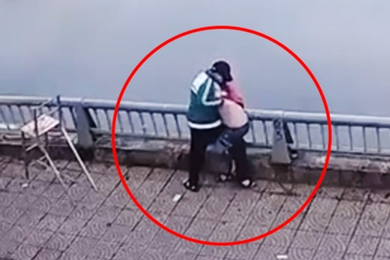 Nam sinh lớp 8 hành hung, đẩy bạn xuống hồ: Mâu thuẫn do cha mẹ bị xúc phạm