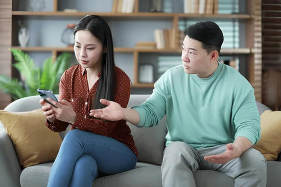 Nghe AI 'nịnh bợ', vợ đòi bán sạch vàng cưới để khởi nghiệp bán hàng