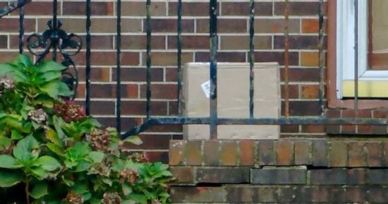 Người phụ nữ sốc nặng khi thấy tay người trong gói hàng mới nhận