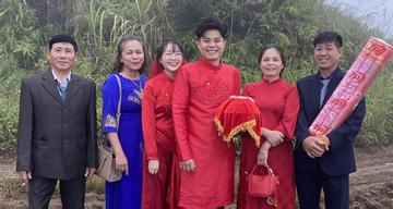 Nhà trai Hải Phòng bê trầu cau đi bộ 2km đường đất lầy lội để đón dâu gây sốt