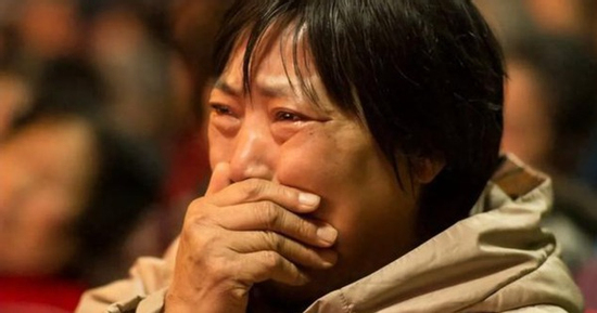 Vợ chồng nghỉ hưu được con trai tặng nhà nhưng khi đến nơi thì chết lặng