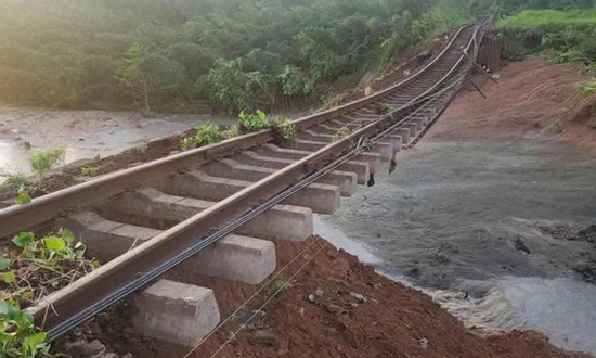 Bão số 13 khiến đường sắt Bắc – Nam hư hỏng, có đoạn nước cuốn trôi cả nền đường ray