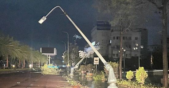 Cảnh tượng nhói lòng sau bão số 13