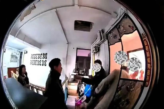 Nhắc hàng xóm không đổ rác bừa bãi, cô gái bị nhóm người đánh dã man