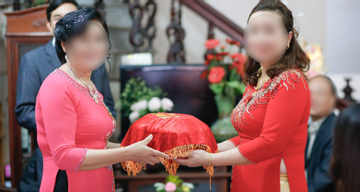 Nghe thông gia nghèo nói về sính lễ, mẹ chú rể bật khóc giữa cuộc gọi