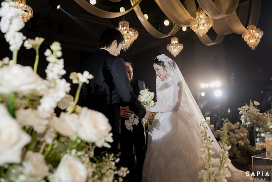 Ngọc Huyền liên tục khóc trong đám cưới với Đình Tú