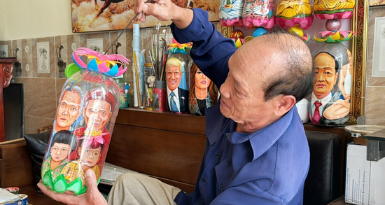 Người đàn ông ở Đồng Nai dùng cọ tự chế vẽ 7 chân dung trong một chai nhựa