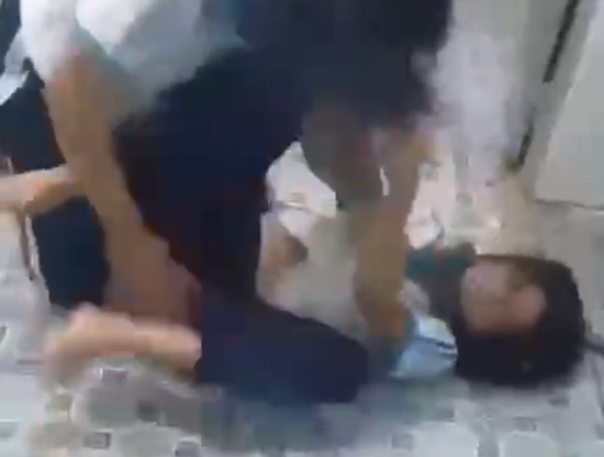 Nữ sinh ở TPHCM lại đánh nhau túi bụi trong nhà vệ sinh của trường