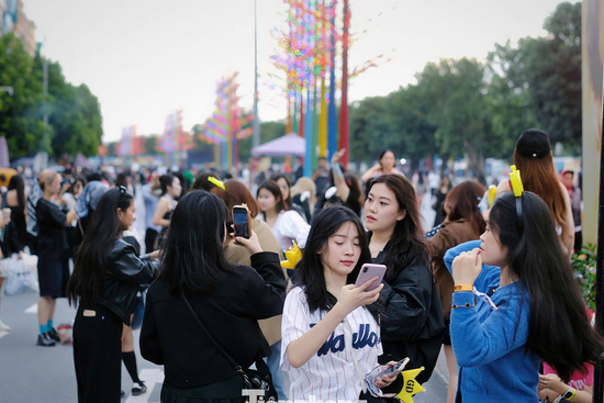 Biển người đổ về Hưng Yên dự concert của G-Dragon