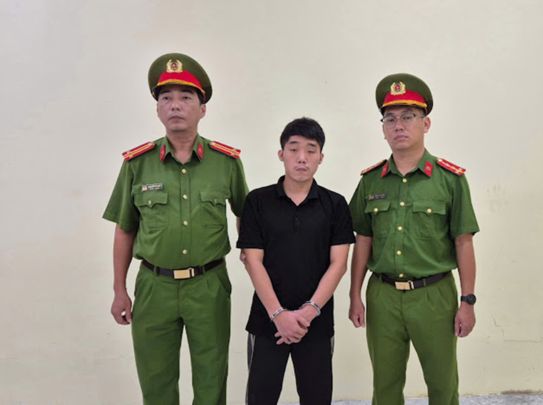 Đăng clip gây chia rẽ vùng miền, TikToker 'Dù Bầu Trời' bị bắt