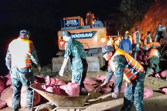 Hàng chục hộ dân được sơ tán khẩn cấp do lo ngại hồ thủy lợi Cay An vỡ đập