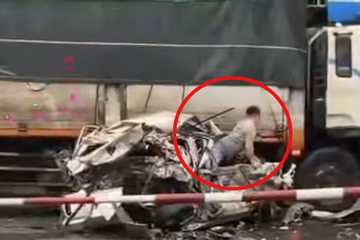 Ô tô nát bươm sau tai nạn, tài xế thoát chết thần kỳ, tự mở cửa chui ra ngoài