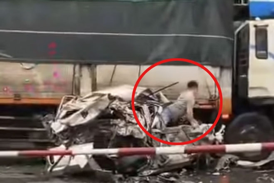 Ô tô nát bươm sau tai nạn, tài xế thoát chết thần kỳ, tự mở cửa chui ra ngoài