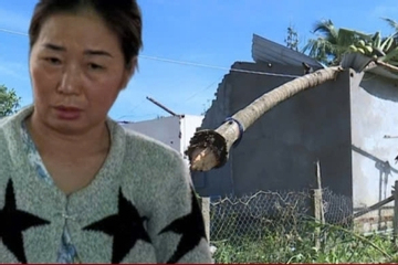 Vợ bất lực nhìn chồng bị tường đè tử vong trong cơn bão dữ