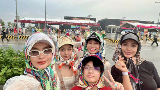 Ba thế hệ trong gia đình Thúy Hằng, Thúy Hạnh đội mưa xem concert G-Dragon