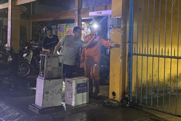 TP.HCM: Nam thanh niên đang đi bộ gần tủ điện thì co giật ngã xuống, nguy kịch