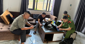 Công an triệu tập người cha xích con trong căn phòng bẩn thỉu