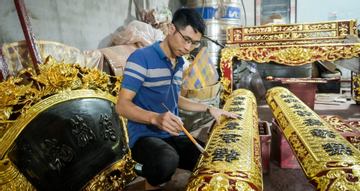 Đồ thờ ‘cháy đơn’ ở làng nghề mộc cổ Đằng Chương: ‘Năm nay bán chạy hơn hẳn'