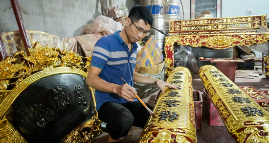Đồ thờ ‘cháy đơn’ ở làng nghề mộc cổ Đằng Chương: ‘Năm nay bán chạy hơn hẳn'