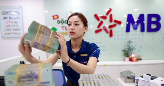 Lãi suất ngân hàng hôm nay 1/12/2025: Nhà băng 'mở hàng' tăng lãi suất tháng 12