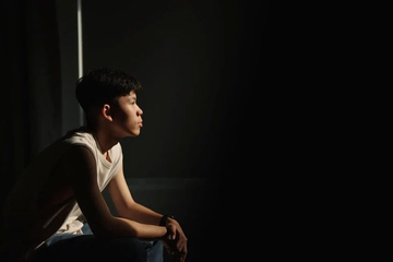 Tôi không còn sinh hoạt phí, cha mẹ vẫn bắt đi vay để giúp trả nợ cờ bạc