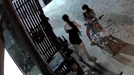 Bé 5 tuổi nghi bị cô gái lạ lột bông tai vàng khi chơi trước nhà