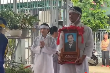 Gia đình đưa diễn viên Thương Tín đi an táng, hàng xóm lặng lẽ dõi theo